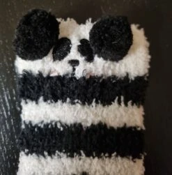 Chaussettes De Noël Pour Bébé En Noir Et Blanc Avec Un Joli Visage D'animal Emballées Dans Un Emballage Super Mignon Que Vous Pouvez Accrocher Dans Le Sapin De Noël. -Jingle Bells Boutique 1181x1200