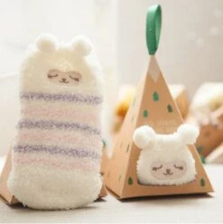 Chaussettes De Noël Pour Bébé Blanches Avec Un Joli Visage D'animal Emballées Dans Un Emballage Super Mignon Que Vous Pouvez Accrocher Dans Le Sapin De Noël.
