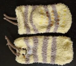 Chaussettes De Noël Jaunes Pour Bébé Avec Un Joli Visage D'animal Emballées Dans Un Emballage Super Mignon Que Vous Pouvez Accrocher Dans Le Sapin De Noël. -Jingle Bells Boutique 1200x1035