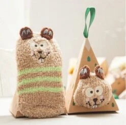 Chaussettes De Noël Pour Bébé Marron Avec Un Joli Visage D'animal Emballées Dans Un Emballage Super Sympa Que Vous Pouvez Accrocher Dans Le Sapin De Noël.