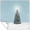 Affiche De Jardin Un Sapin De Noël Dans Un Paysage Enneigé Et Un Ciel Bleu - 200x200 Cm - Toile Jardin - Affiche Extérieure
