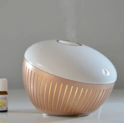 Diffuseur D' Aroma Ultrasonic Voglia 11 Cm De Haut - Y COMPRIS LES HUILES DE PARFUM - Diffuseur D'air - Nébuliseur D'air - Atomiseur D'air - Assainisseur D'air - Arôme - Cadeau - Cadeau - Cadeau - Nouvel An - Noël - Anniversaire