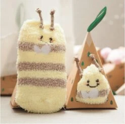 Chaussettes De Noël Jaunes Pour Bébé Avec Un Joli Visage D'animal Emballées Dans Un Emballage Super Mignon Que Vous Pouvez Accrocher Dans Le Sapin De Noël.