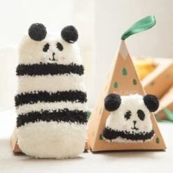 Chaussettes De Noël Pour Bébé En Noir Et Blanc Avec Un Joli Visage D'animal Emballées Dans Un Emballage Super Mignon Que Vous Pouvez Accrocher Dans Le Sapin De Noël.