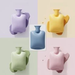 Colorful Sun® Bouillotte - 2 Litres - Bouillotte Avec Manchon - Sac à Eau Chaude - Peluche - Cadeaux De Noël Chauds Pour L'hiver - Jaune Bonbon -Jingle Bells Boutique 1200x1200 157