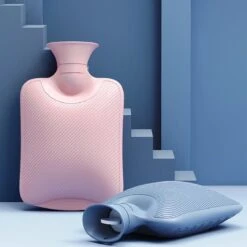 Colorful Sun® Bouillotte - 2 Litres - Bouillotte Avec Manchon - Sac à Eau Chaude - Peluche - Cadeaux De Noël Chauds Pour L'hiver - Jaune Bonbon -Jingle Bells Boutique 1200x1200 158