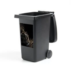 Sticker Conteneur TigreIllustrations De Noël - Côté D'un Tigre Sur Un Fond Noir Avec Des Branches