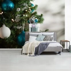 Papier Peint Papier Peint Photo En Vinyle - Gros Plan D'un Sapin De Noël Avec Des Boules Bleues Et Blanches Largeur 350 Cm X Hauteur 260 Cm - Tirage Photo Sur Papier Peint (disponible En 7 Tailles) -Jingle Bells Boutique 1200x1200 38