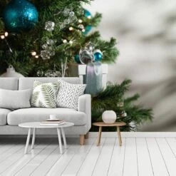 Papier Peint Papier Peint Photo En Vinyle - Gros Plan D'un Sapin De Noël Avec Des Boules Bleues Et Blanches Largeur 350 Cm X Hauteur 260 Cm - Tirage Photo Sur Papier Peint (disponible En 7 Tailles) -Jingle Bells Boutique 1200x1200 39