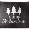 Coussins D'extérieur - Jardin - Citation De Noël Arbres De Noël Fraîchement Coupés Avec Un Fond Noir - 50x30 Cm -Jingle Bells Boutique 1200x746 9
