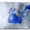 Coussins D'extérieur - Jardin - Un Ensemble De Boules De Noël Bleu Et Argent Sont Dans La Neige - 60x40 Cm 1 Coussins D'extérieur - Jardin - Un Ensemble De Boules De Noël Bleu Et Argent Sont Dans La Neige - 60x40 Cm -Jingle Bells Boutique 1200x747 19