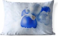 Coussins D'extérieur - Jardin - Un Ensemble De Boules De Noël Bleues Et Argentées Sont Dans La Neige - 50x30 Cm