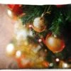 Coussins D'extérieur - Jardin - Les Boules Rouge Et Or Brillantes Sur Une Branche D'arbre De Noël - 50x30 Cm -Jingle Bells Boutique 1200x747 49