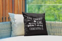 Coussins D'extérieur - Jardin - Citation De Noël Passez Un Joyeux Petit Noël Avec Un Fond Noir - 40x40 Cm -Jingle Bells Boutique 1200x800 1002