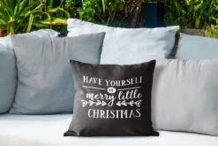 Coussins D'extérieur - Jardin - Citation De Noël Passez Un Joyeux Petit Noël Avec Un Fond Noir - 40x40 Cm -Jingle Bells Boutique 1200x800 1003