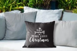 Coussins D'extérieur - Jardin - Citation Noël Passez Un Joyeux Petit Noël Sur Fond Noir - 40x40 Cm 10 Coussins D'extérieur - Jardin - Citation Noël Passez Un Joyeux Petit Noël Sur Fond Noir - 40x40 Cm -Jingle Bells Boutique 1200x800 1027