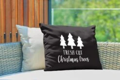 Coussins D'extérieur - Jardin - Citation De Noël Arbres De Noël Fraîchement Coupés Avec Un Fond Noir - 60x40 Cm 9 Coussins D'extérieur - Jardin - Citation De Noël Arbres De Noël Fraîchement Coupés Avec Un Fond Noir - 60x40 Cm -Jingle Bells Boutique 1200x800 1030