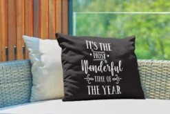 Coussins D'extérieur - Jardin - Citation De Noël C'est La Plus Belle Période De L'année Sur Fond Noir - 60x40 Cm -Jingle Bells Boutique 1200x800 1039