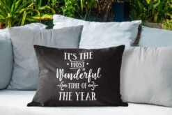 Coussins D'extérieur - Jardin - Citation De Noël C'est La Plus Belle Période De L'année Sur Fond Noir - 60x40 Cm -Jingle Bells Boutique 1200x800 1040