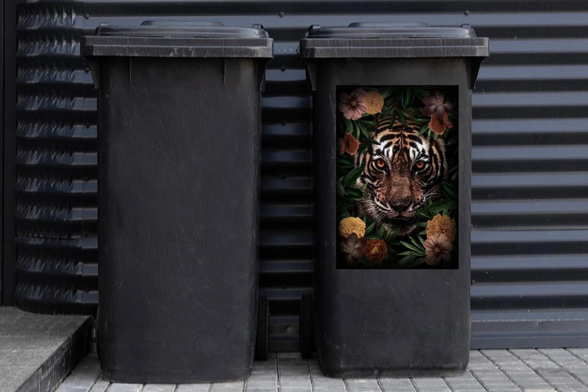 Sticker Conteneur TigreIllustrations De Noël - Tigre Aux Yeux Marrons Entre Les Fleurs 4 Sticker Conteneur TigreIllustrations De Noël - Tigre Aux Yeux Marrons Entre Les Fleurs – Image 2