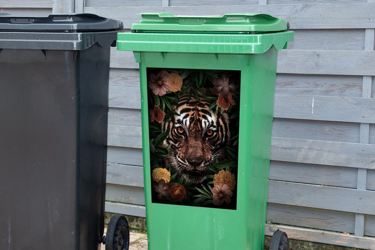 Sticker Conteneur TigreIllustrations De Noël - Tigre Aux Yeux Marrons Entre Les Fleurs 6 Sticker Conteneur TigreIllustrations De Noël - Tigre Aux Yeux Marrons Entre Les Fleurs – Image 4