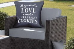 Coussins D'extérieur - Jardin - Citation All You Need Is Love And Christmas Cookies Décoration De Noël Noir - 60x60 Cm 11 Coussins D'extérieur - Jardin - Citation All You Need Is Love And Christmas Cookies Décoration De Noël Noir - 60x60 Cm -Jingle Bells Boutique 1200x800 1057
