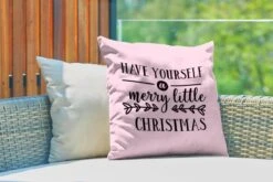 Coussins D'extérieur - Jardin - Citation De Noël Passez Un Joyeux Petit Noël Sur Fond Rose - 50x50 Cm -Jingle Bells Boutique 1200x800 1059