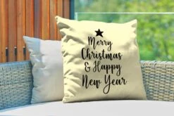 Coussins D'extérieur - Jardin - Citation De Noël Merry Christmas & Happy New Year Sur Fond Jaune - 60x60 Cm -Jingle Bells Boutique 1200x800 1071