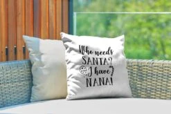 Coussins D'extérieur - Jardin - Citation De Noël Qui A Besoin Du Père Noël ? J'ai Nana! Sur Fond Blanc - 40x40 Cm -Jingle Bells Boutique 1200x800 1075