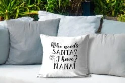 Coussins D'extérieur - Jardin - Citation De Noël Qui A Besoin Du Père Noël ? J'ai Nana! Sur Fond Blanc - 40x40 Cm -Jingle Bells Boutique 1200x800 1076
