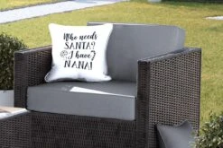 Coussins D'extérieur - Jardin - Citation De Noël Qui A Besoin Du Père Noël ? J'ai Nana! Sur Fond Blanc - 40x40 Cm -Jingle Bells Boutique 1200x800 1077