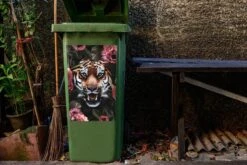 Sticker Conteneur TigreIllustrations De Noël - Tête De Tigre Entre Les Fleurs Roses 13 Sticker Conteneur TigreIllustrations De Noël - Tête De Tigre Entre Les Fleurs Roses -Jingle Bells Boutique 1200x800 1082