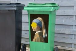 Autocollant De Conteneur Vieux MaîtresIllustrations De Noël - Fille Avec Une Boucle D'oreille En Perle Par Le Vieux Maître Johannes Vermeer Avec Une Goutte De Peinture Jaune -Jingle Bells Boutique 1200x800 1090