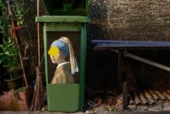 Autocollant De Conteneur Vieux MaîtresIllustrations De Noël - Fille Avec Une Boucle D'oreille En Perle Par Le Vieux Maître Johannes Vermeer Avec Une Goutte De Peinture Jaune -Jingle Bells Boutique 1200x800 1092