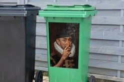 Autocollant De Conteneur Vieux MaîtresIllustrations De Noël - Guillaume D' Oranje Par Old Master Adriaen Thomasz Porte Un Chapeau Melon Et Fume Une Cigarette -Jingle Bells Boutique 1200x800 1103