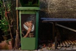 Autocollant De Conteneur Vieux MaîtresIllustrations De Noël - Guillaume D' Oranje Par Old Master Adriaen Thomasz Porte Un Chapeau Melon Et Fume Une Cigarette -Jingle Bells Boutique 1200x800 1105