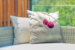 Coussins D'extérieur - Jardin - Un Gros Plan De Boules De Noël Colorées Lors D'une Journée Glaciale - 50x50 Cm -Jingle Bells Boutique 1200x800 1115