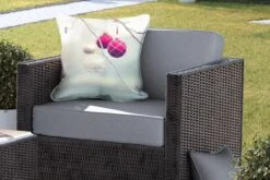 Coussins D'extérieur - Jardin - Un Gros Plan De Boules De Noël Colorées Lors D'une Journée Glaciale - 50x50 Cm -Jingle Bells Boutique 1200x800 1117