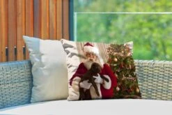 Coussins D'extérieur - Jardin - Père Noël Avec Un Chien Marron Dans Ses Mains - 50x30 Cm -Jingle Bells Boutique 1200x800 1130