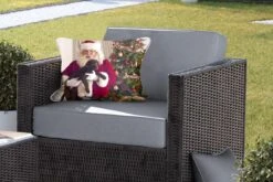 Coussins D'extérieur - Jardin - Père Noël Avec Un Chien Marron Dans Ses Mains - 50x30 Cm -Jingle Bells Boutique 1200x800 1132