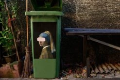 Autocollant De Conteneur Vieux MaîtresIllustrations De Noël - Fille Avec Une Boucle D'oreille De Perle Par Le Vieux Maître Johannes Vermeer Avec Un Coup De Pinceau Pastel -Jingle Bells Boutique 1200x800 1143