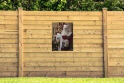 Liste De Lecture Du Père Noël Avec Un Sapin De Noël En Arrière-plan Affiche De Jardin 60x80 Cm - Toile De Jardin / Toile D'extérieur / Peintures D'extérieur (décoration De Jardin) -Jingle Bells Boutique 1200x800 1145