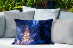 Coussins D'extérieur - Jardin - Un Sapin De Noël Dans La Forêt Enneigée - 60x40 Cm -Jingle Bells Boutique 1200x800 1151
