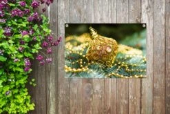 Boule De Noël Détaillée Dans Un Arbre De Noël Affiche De Jardin Toile En Vrac 60x40 Cm - Petit - Toile De Jardin / Toile D'extérieur / Peintures Pour L'extérieur (décoration De Jardin) -Jingle Bells Boutique 1200x800 1161