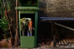 Sticker Conteneur ÉléphantIllustrations De Noël - Éléphant Avec Des Couleurs Sur Fond Noir -Jingle Bells Boutique 1200x800 1178