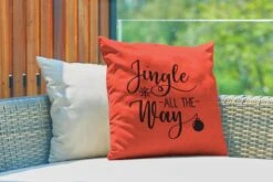 Coussins D'extérieur - Jardin - Citation De Noël Jingle Tout Le Chemin Sur Fond Rouge - 50x50 Cm -Jingle Bells Boutique 1200x800 1206