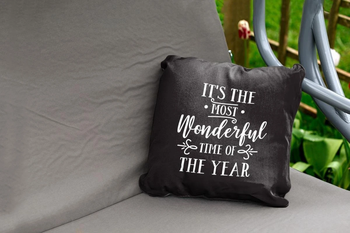 Coussins D'extérieur - Jardin - Citation De Noël C'est La Plus Belle Période De L'année Sur Fond Noir - 40x40 Cm 4 Coussins D'extérieur - Jardin - Citation De Noël C'est La Plus Belle Période De L'année Sur Fond Noir - 40x40 Cm – Image 2