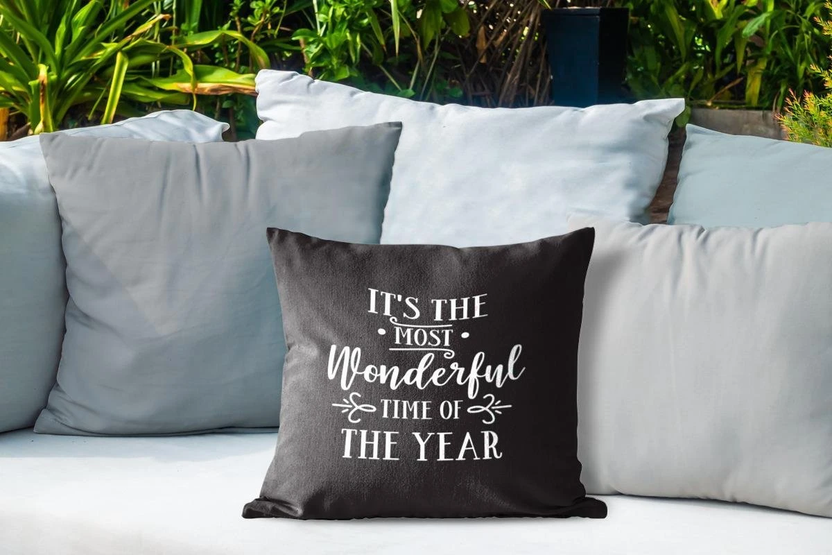 Coussins D'extérieur - Jardin - Citation De Noël C'est La Plus Belle Période De L'année Sur Fond Noir - 40x40 Cm 6 Coussins D'extérieur - Jardin - Citation De Noël C'est La Plus Belle Période De L'année Sur Fond Noir - 40x40 Cm – Image 4