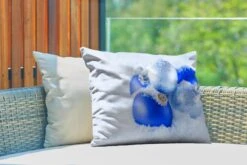 Coussins D'extérieur - Jardin - Un Ensemble De Boules De Noël Bleu Et Argent Sont Dans La Neige - 60x40 Cm -Jingle Bells Boutique 1200x800 1214