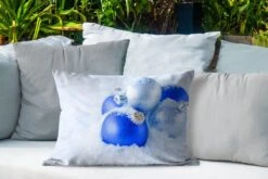 Coussins D'extérieur - Jardin - Un Ensemble De Boules De Noël Bleu Et Argent Sont Dans La Neige - 60x40 Cm -Jingle Bells Boutique 1200x800 1215